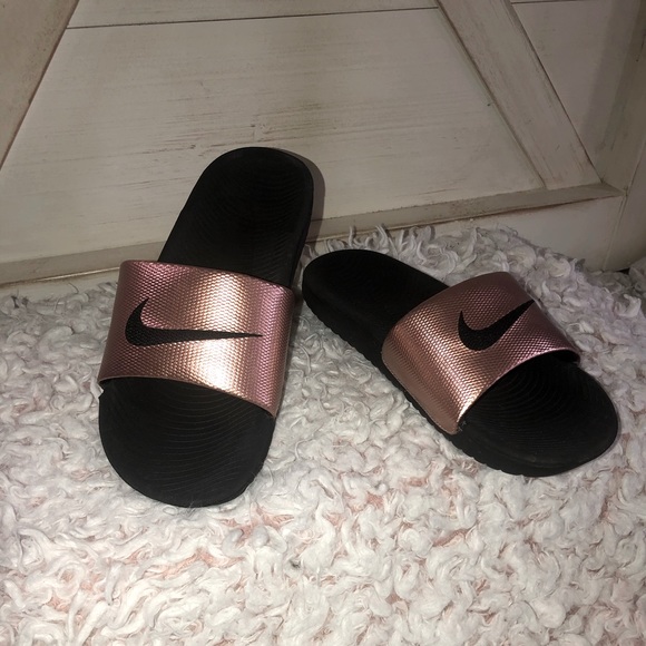 SOLD: Nike Women’s Kawa Slide Metallic - Picture 2 of 5